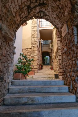 İtalya 'nın Gaeta kentindeki tarihi bir bölgenin eski evleri arasında bir sokak..