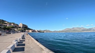 İtalya 'nın Lazio bölgesindeki tarihi bir kasabadan Gaeta Körfezi manzarası.