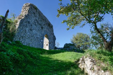 İtalya 'nın Benevento eyaletinde yer alan Morcone' da bir ortaçağ şatosunun kalıntıları..