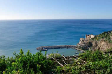 İtalya 'nın Salerno eyaletinde bir kasaba olan Maiori' deki bir terastan Amalfi Sahili manzarası.