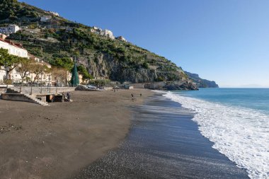 İtalya 'nın Salerno eyaletinde yer alan Amalfi kıyısında bir kasaba olan Minori' nin manzarası.