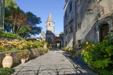 Ravello 'da halka açık bir bahçede eski binalar, İtalya' nın Salerno eyaletinde bir kasaba..