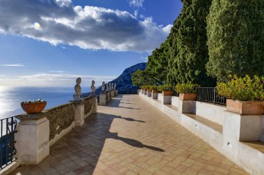 İtalya 'nın Salerno eyaletinde bir kasaba olan Ravello' da bir halk bahçesinin panoramik terası..