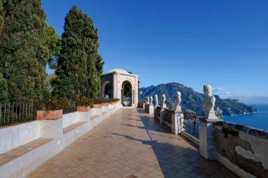 İtalya 'nın Salerno eyaletinde bir kasaba olan Ravello' da bir halk bahçesinin panoramik terası..