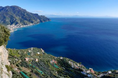 İtalya 'nın Salerno eyaletinde bir kasaba olan Ravello' dan Amalfi Sahili manzarası.