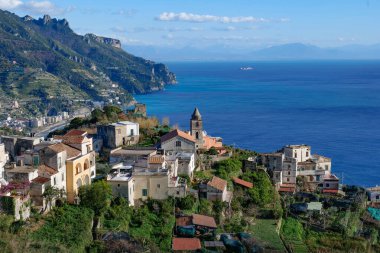 İtalya 'nın Salerno eyaletinde bir kasaba olan Ravello' dan Amalfi Sahili manzarası.