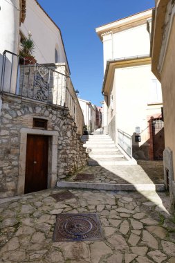 Zungoli 'de bir sokak, İtalya, Campania' da bir kasaba..