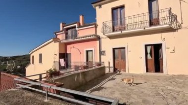 Zungoli 'de bir sokak, İtalya, Campania' da bir kasaba..