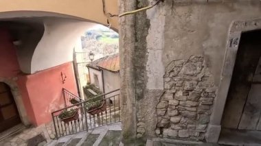 Zungoli 'de bir sokak, İtalya, Campania' da bir kasaba..