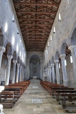 İtalya 'da Campania' da bir ortaçağ şehri olan eski Caserta katedralinin içi..
