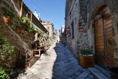 İtalya 'da bir ortaçağ köyü olan eski Caserta' nın evleri arasında dar bir sokak..