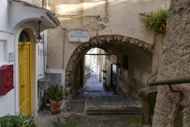 Positano 'da dar bir sokak, İtalya' da Amalfi Sahili 'nde pitoresk bir kasaba..