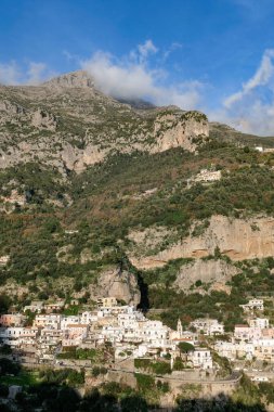 Positano 'nun panoramik manzarası, İtalya' daki Amalfi Sahili 'nin pitoresk bir kasabası..