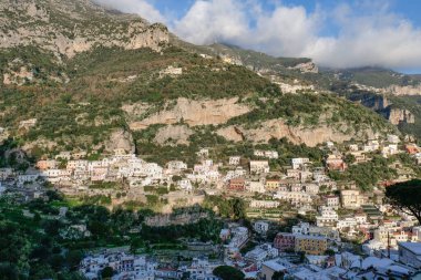 Positano 'nun panoramik manzarası, İtalya' daki Amalfi Sahili 'nin pitoresk bir kasabası..