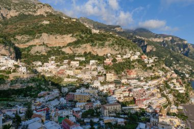 Positano 'nun panoramik manzarası, İtalya' daki Amalfi Sahili 'nin pitoresk bir kasabası..