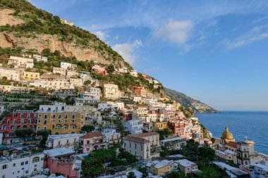 Positano 'nun panoramik manzarası, İtalya' daki Amalfi Sahili 'nin pitoresk bir kasabası..