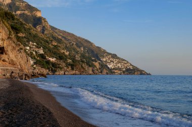 İtalya 'nın Positano kentinden Amalfi sahili manzarası.