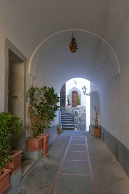 Positano 'da dar bir sokak, İtalya' da Amalfi Sahili 'nde pitoresk bir kasaba..