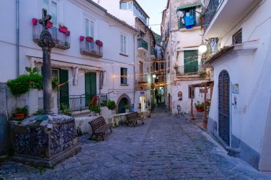İtalya 'da seramik sanatıyla ünlü güzel bir kasaba olan Vierti sul Mare' nin karakteristik bir caddesi...