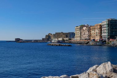 Napoli, İtalya, 02 / 16 / 2025. Rıhtımdaki zarif binalar, yürümek için uygun bir yer..