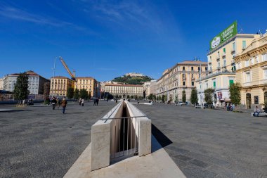 Napoli, İtalya, 02 / 16 / 2025. Tarihi bir meydanda eski kasaba manzaralı bir yaya alanı..