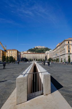 Napoli, İtalya, 02 / 16 / 2025. Tarihi bir meydanda eski kasaba manzaralı bir yaya alanı..