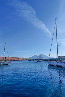 Limanda demirlemiş gemiler, uzaktaki Vezüv volkanı manzaralı, Napoli İtalya.