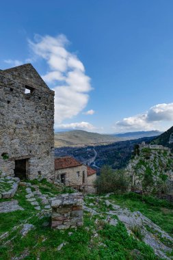 İtalya 'nın terk edilmiş San Severino di Centola köyünde eski bir kilise..