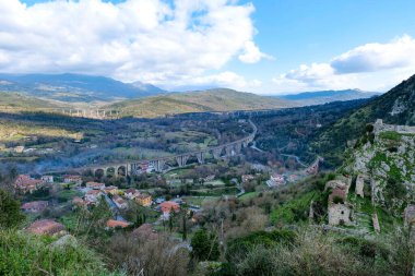 İtalya 'nın terk edilmiş San Severino di Centola köyünden manzara.