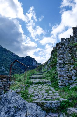 İtalya 'nın terk edilmiş San Severino di Centola köyünün girişi..