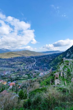 İtalya 'nın terk edilmiş San Severino di Centola köyünden manzara.