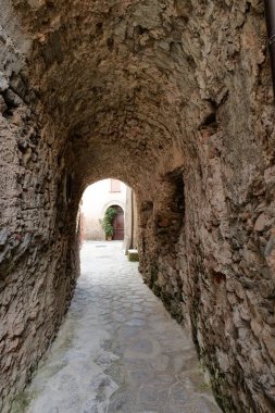 San Giovanni a Piro 'nun karakteristik bir caddesi, İtalya' nın Salerno eyaletinde bir ortaçağ kasabası..