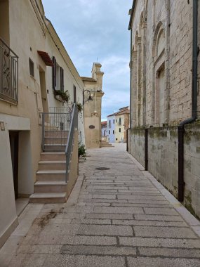 Termoli 'nin tarihi bölgesinde bir sokak, İtalya' nın Molise şehrinde bir kasaba..