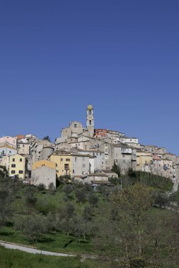 İtalya 'nın Molise kentinde bir ortaçağ köyü olan Ripamolisani manzarası.