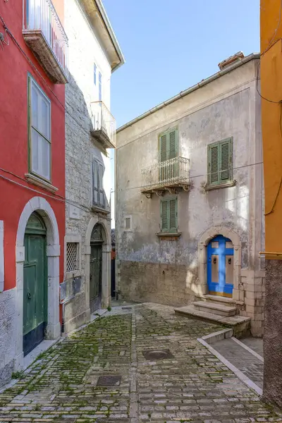 İtalya 'nın Molise kentindeki bir ortaçağ köyü olan Ripamolisani' nin eski evleri arasında dar bir sokak.