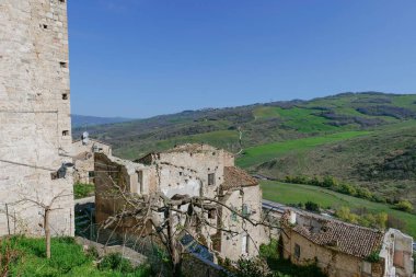 İtalya 'nın Molise kasabasında harabe bir ev..