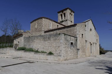 İtalya 'nın Campobasso bölgesindeki eski bir kilisenin cephesi..
