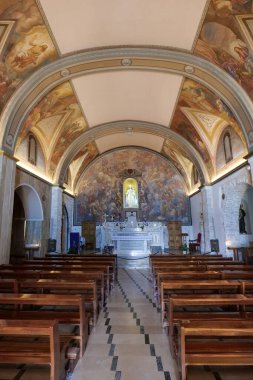 İtalya, Campobasso 'nun ortaçağ bölgesinde eski bir kilisenin içi..