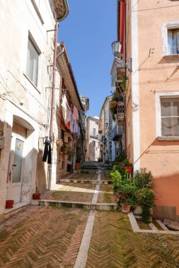 İtalya, Campobasso 'nun ortaçağ bölgesinde eski bir cadde..