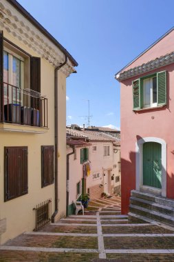 İtalya, Campobasso 'nun ortaçağ bölgesinde eski bir cadde..