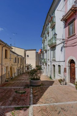 İtalya, Campobasso 'nun ortaçağ bölgesinde eski bir cadde..