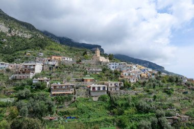 İtalya 'nın Amalfi kıyısındaki dağlardan Positano kasabasının manzarası.