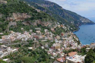 İtalya 'nın Amalfi kıyısındaki dağlardan Positano kasabasının manzarası.