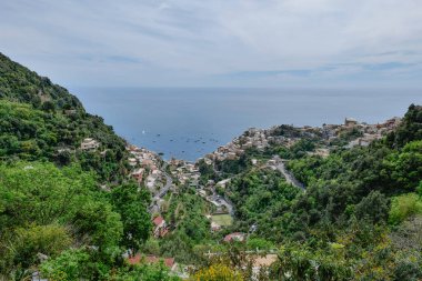 İtalya 'nın Amalfi kıyısındaki dağlardan Positano kasabasının manzarası.