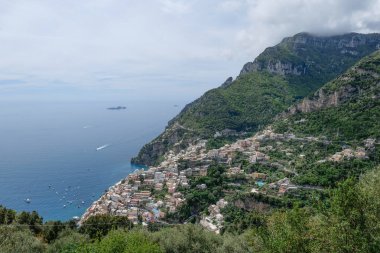 İtalya 'nın Amalfi kıyısındaki dağlardan Positano kasabasının manzarası.