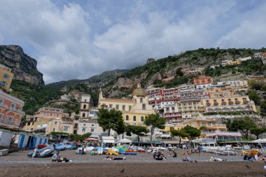 Positano, İtalya 'da Amalfi Sahili' nde bir kasabanın plajındaki turistler.