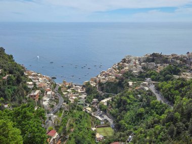 İtalya 'nın Amalfi kıyısındaki dağlardan Positano kasabasının manzarası.