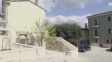 İtalya 'nın Campania kentindeki San Giorgio la Molara' nın eski evleri arasında bir sokak..