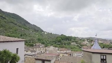İtalya 'nın Caserta ilinin dağlarındaki bir ortaçağ kasabasının manzarası.