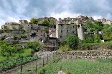 İtalya 'nın Caserta eyaletinin dağlarındaki bir ortaçağ kasabası olan Prata Sannita' nın manzarası.